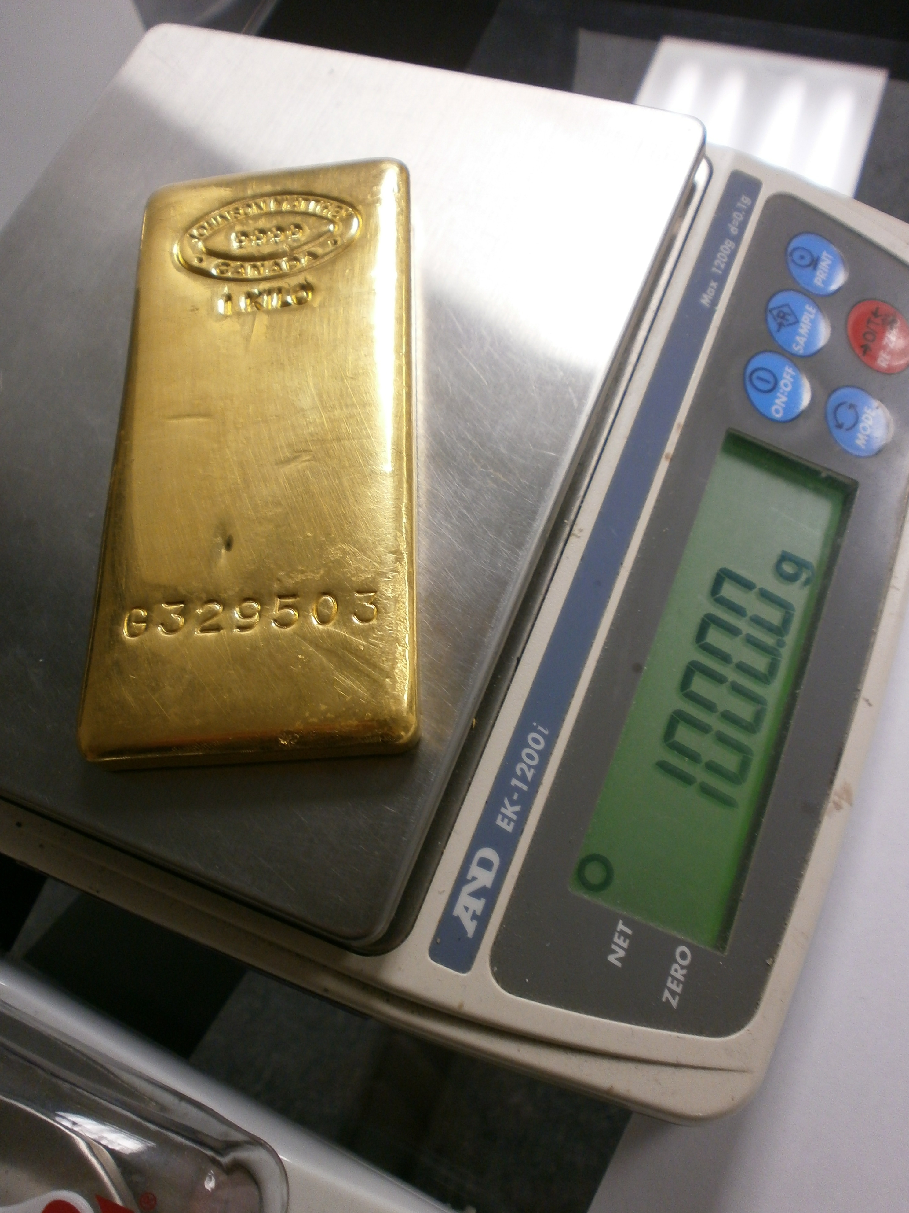 1 слиток золота весит